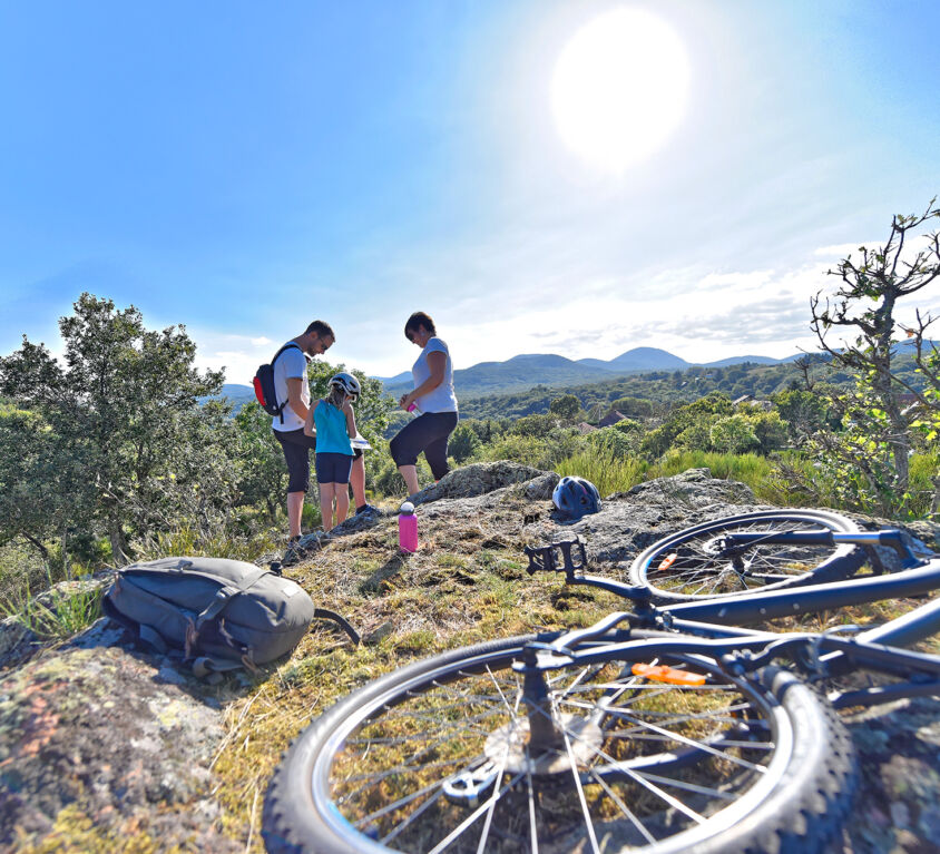 VTT-famille-pause-chaine-des-puys_Viallard_OT-Terra-Volcana-©Henri-Derus-Photographie