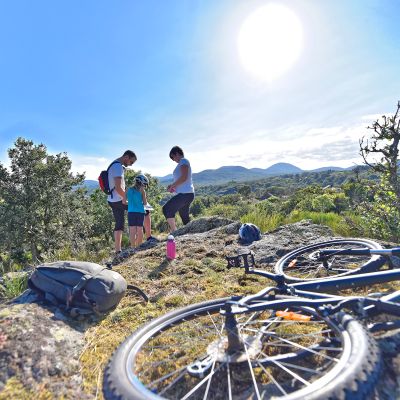 VTT-famille-pause-chaine-des-puys_Viallard_OT-Terra-Volcana-©Henri-Derus-Photographie