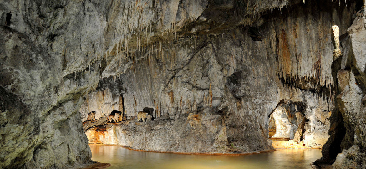 saint-nectaire-les-fontaines-petrifiantes-Vue-de-la-Grotte--J-H-Bayle